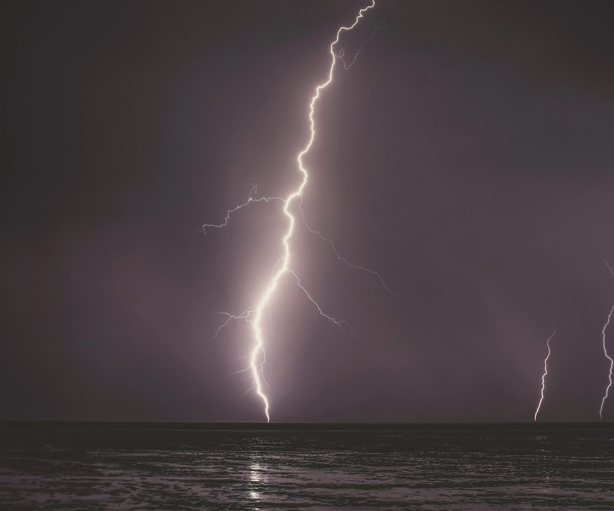 Lightning over the sea, the USDT flasher